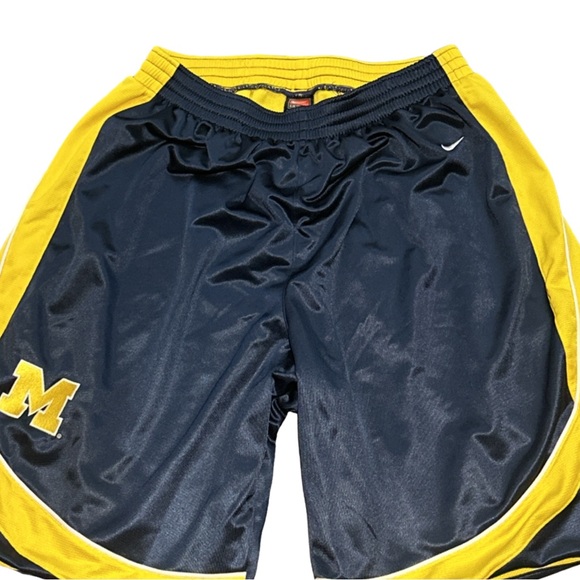 VINTAGE NIKE MICHIGAN WOLVERINES embroidered basketball shorts, size XXL. - Picture 3 of 6